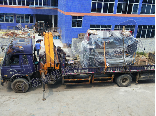 廣東劍喬引進(jìn)數(shù)控折彎機現(xiàn)場卸貨圖